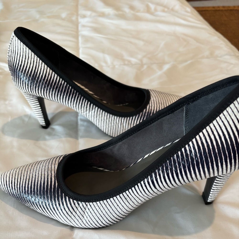 Black and white leather heels! Lori Goldstein novelty print zebra stripe